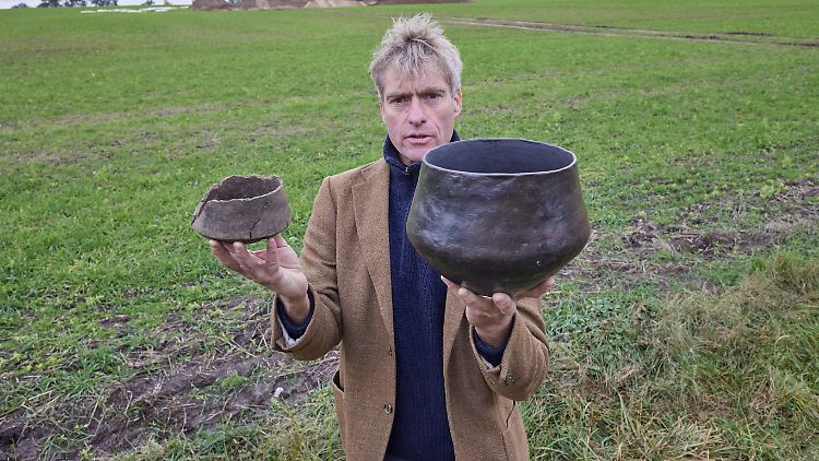 Chef de fouille Heske avec un double cône original (à droite), récemment découvert lors des fouilles, et la réplique d