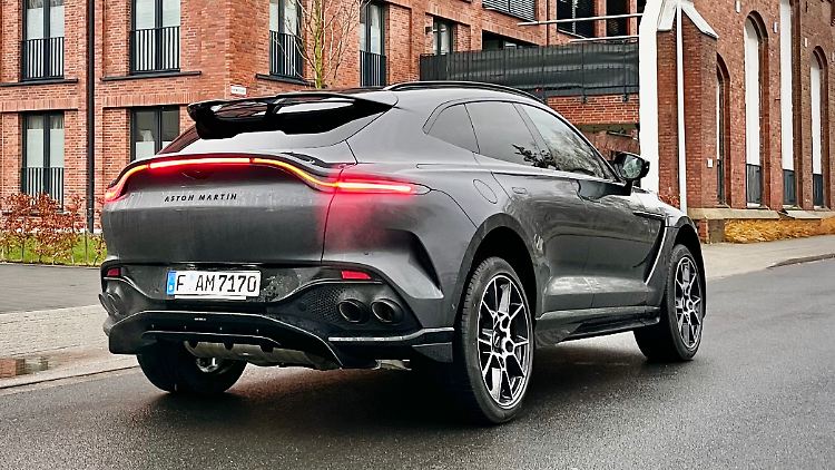 Les feux arrière extravagants et les quatre sorties d’échappement dégagent une touche spéciale.  Cependant, le DBX ne semble pas trop tape-à-l'œil.