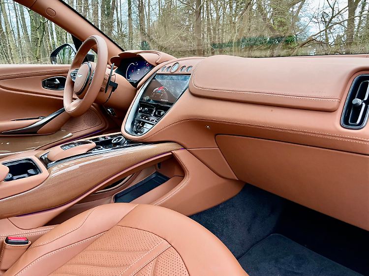 Du cuir à perte de vue.  L'intérieur a l'air extrêmement noble.  Les architectes doivent juste bientôt nettoyer la disposition des boutons.