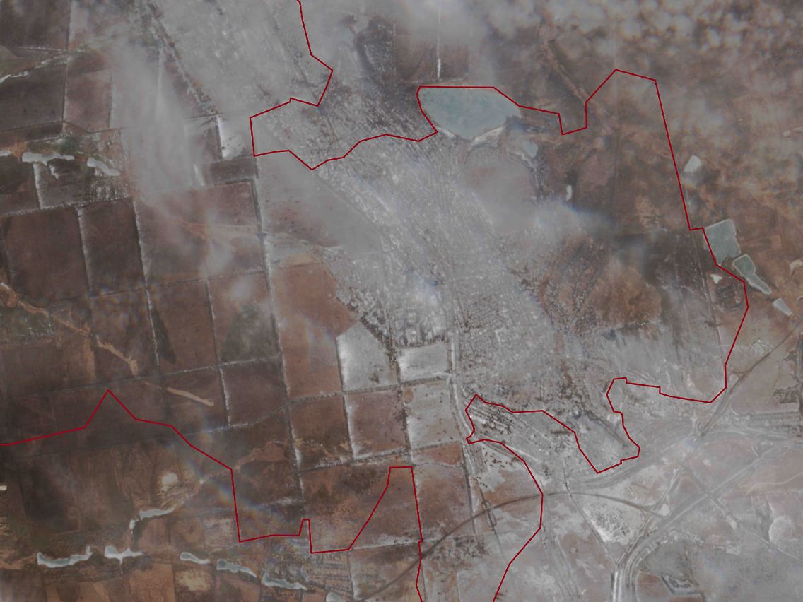 Une trouée dans la couverture nuageuse permet d'observer la zone urbaine d'Avdiivka début février : la ligne de front tracée montre la localisation présumée au matin du 15 février.