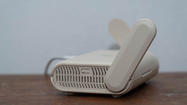 Juste au cas où, l'Aircove Go dispose d'un bouton de réinitialisation sur le côté.