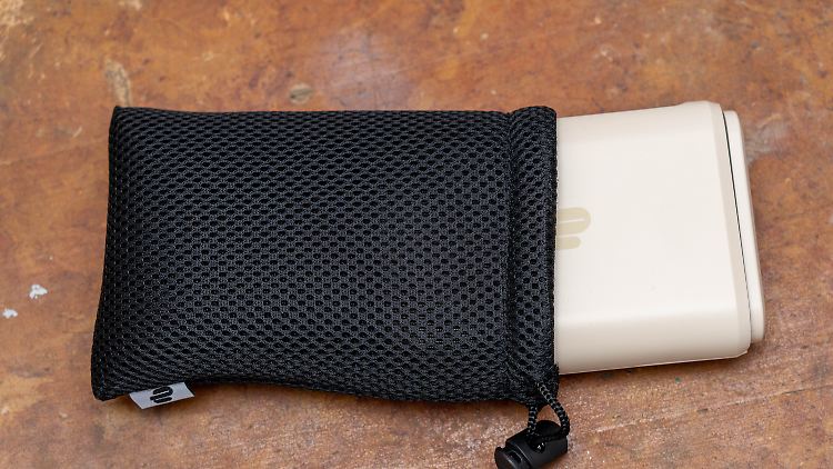 Une fois les antennes repliées, le routeur est rangé en toute sécurité dans son étui.