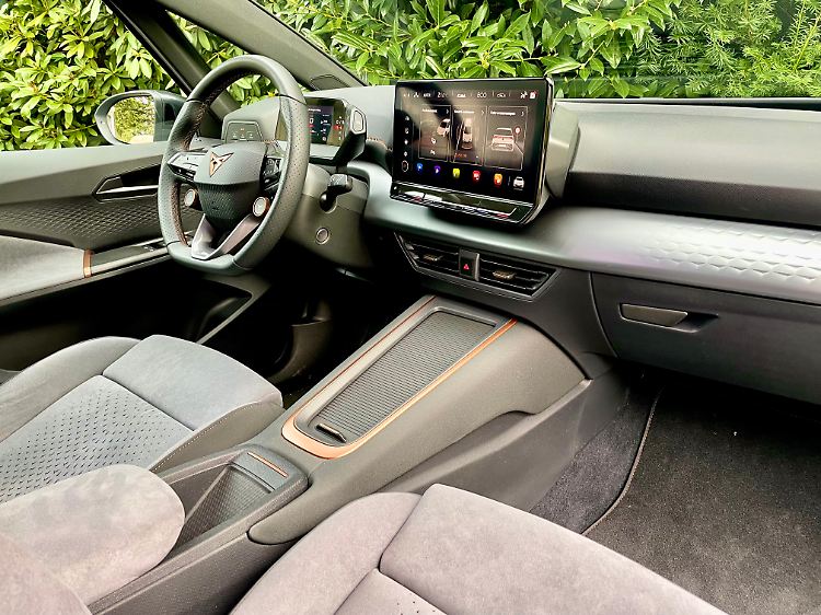 L'infodivertissement joue un rôle important dans la Cupra Born.  Cupra doit encore travailler sur la navigation dans les menus.