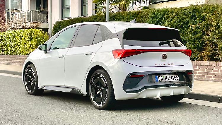 Le lettrage Cupra en grandes lettres cuivrées indique clairement de quelle marque il s'agit.