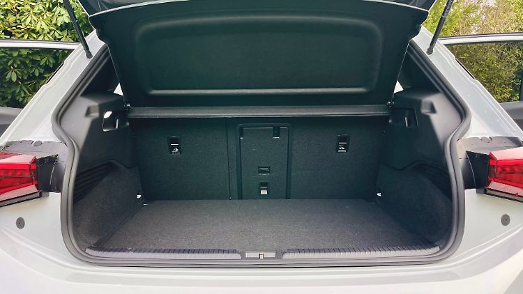 Chargement du monstre Cupra Born?  Pas vraiment, le coffre n'avale que 1267 litres même après avoir rabattu le dossier.