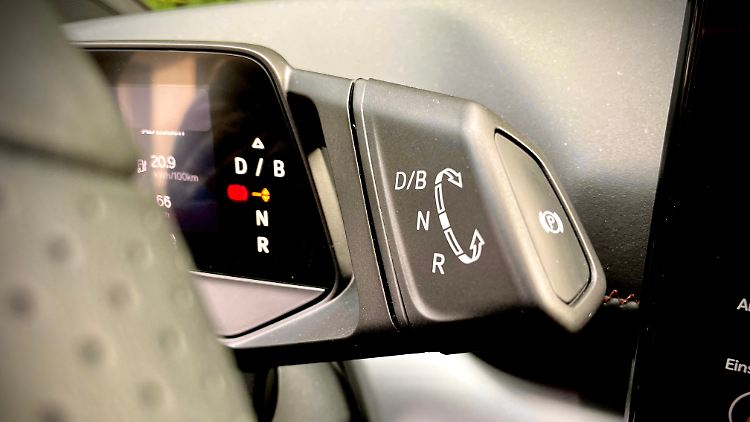 Le rapport est sélectionné sur la colonne de direction.  Il faudra peut-être un certain temps pour s'y habituer, mais cela libère de l'espace dans l'habitacle puisqu'il n'est pas nécessaire de placer un levier sélecteur au milieu.