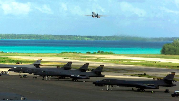 Un bombardier Rockwell B-1 après le décollage de la base aérienne de Diego Garcia.