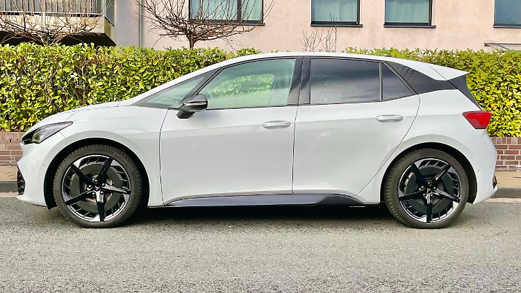 Du côté, vous pouvez clairement voir que la Cupra Born est un double ID.3.