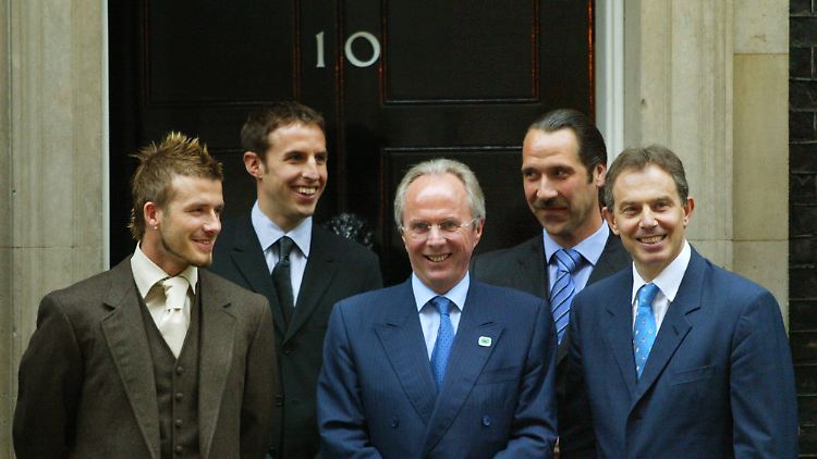 Sven-Göran Eriksson (haut) avec Gareth Southgate (2e à partir de la gauche) et quelques autres visages connus avant la Coupe du monde 2002.