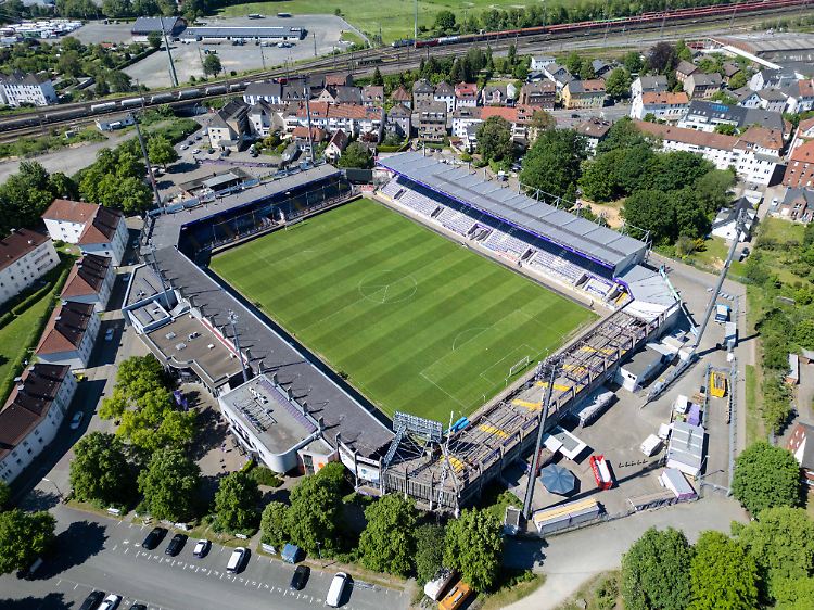 Le toit de la courbe est a déjà disparu, et la tribune sud (à gauche) et la courbe ouest (ci-dessus) doivent également être modernisées de toute urgence.