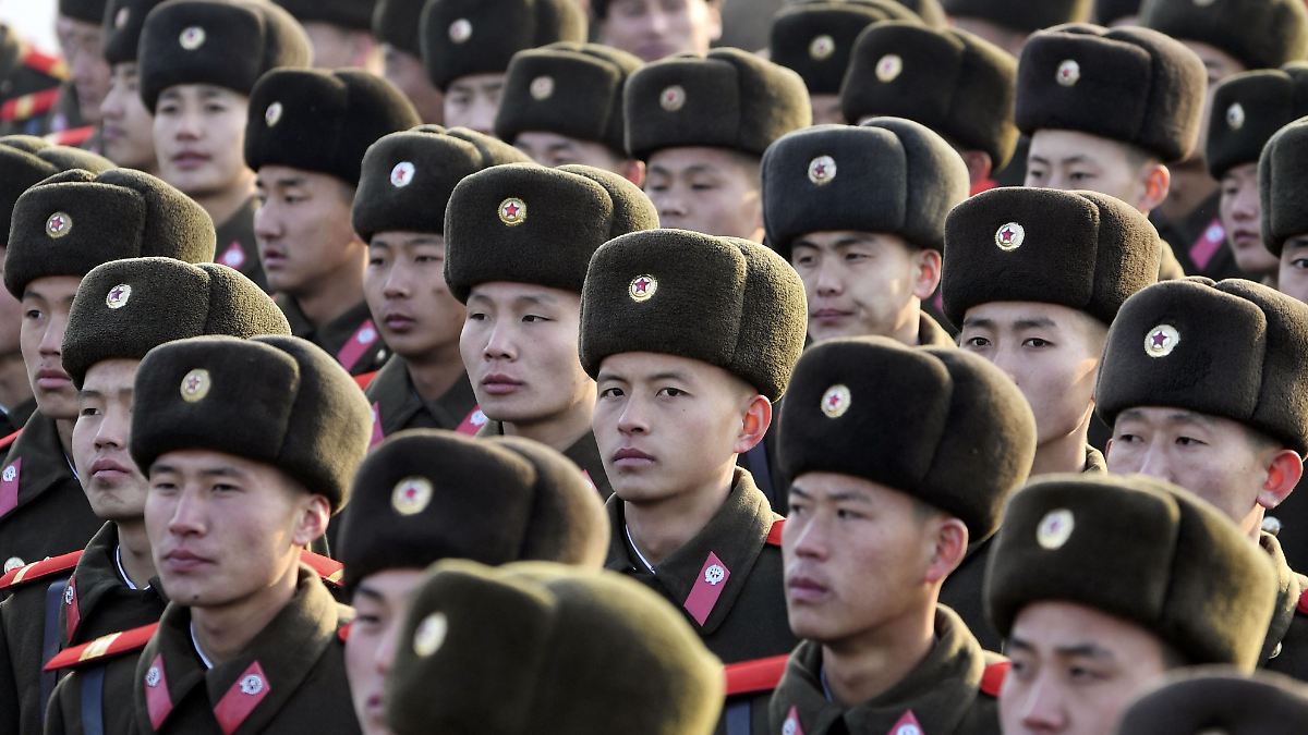 北朝鮮人がロシアの軍服を着てパレード