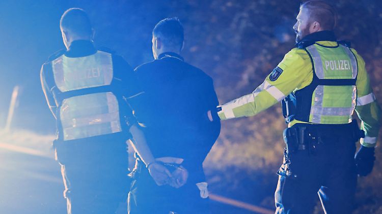 Le conducteur de l'accident est emmené et doit être interrogé.