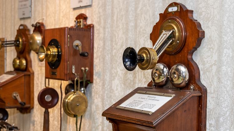 Un téléphone en bois de 1900.