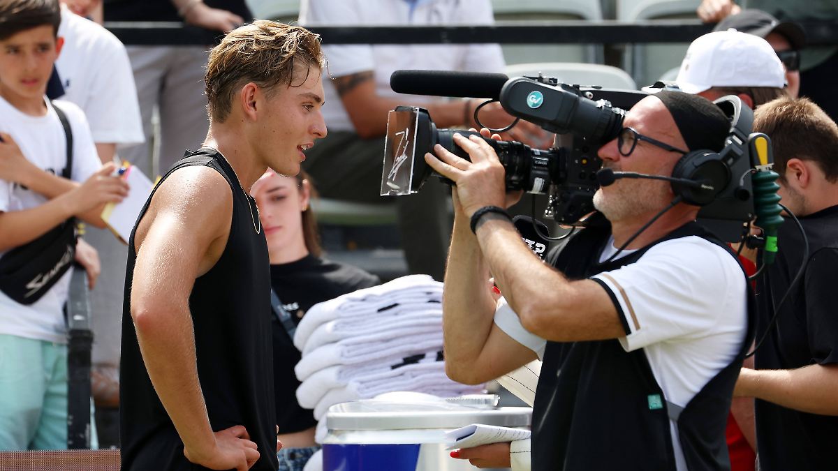 Banana Drama Great Hope Angel De Tennis De 17 Ans Surpris Dans Stuttgart banana-drama-great-hope-angel-de-tennis-de-17-ans-surpris-dans-stuttgart