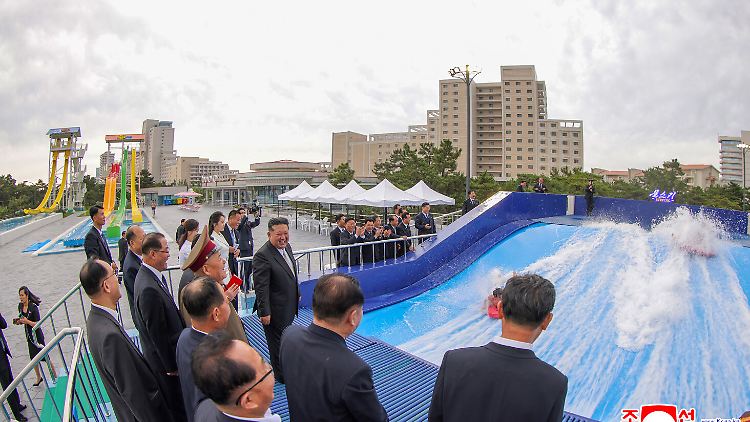 Le dictateur a également examiné le système de surf pour l'ouverture.