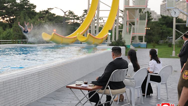 Kim Jong Un et sa fille examinent la qualité des diapositives à l'ouverture du parc aquatique.