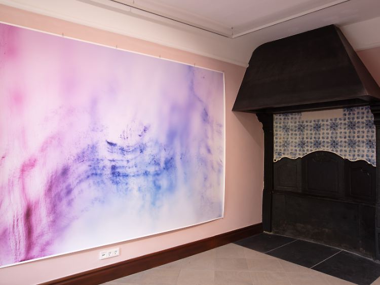 Duplication raffinée: Dans le "Freischwimmer", le bleu des essieux de cheminée est répété de la maison Cleff.