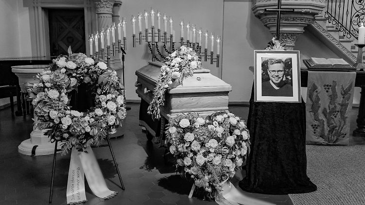 Une photo mise à disposition par le ministère de l'Intérieur du Saarland montre le cercueil du policier.