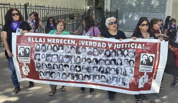 Des manifestants avec des photos de personnes disparues pendant la dictature ; mercredi, un partisan déclaré de Pinochet prêtera serment en tant que président