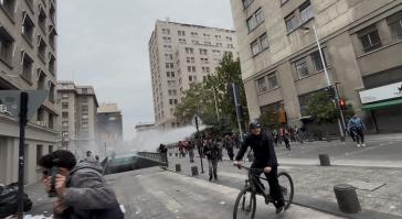 Gaz lacrymogènes et canons à eau contre une manifestation à l'occasion de la Journée mondiale de l'eau au Chili