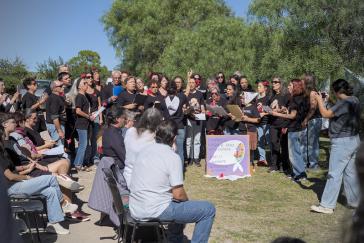 La chorale locale d'Agua de Oro chante pendant le service commémoratif local.