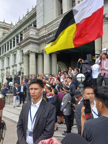 Expression de changement ou simple symbolisme ? Un manifestant avec le drapeau des peuples autochtones devant le palais présidentiel