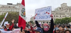 Deuxième tour des élections au Pérou : les candidats de droite en tête