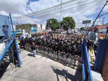 Jeudi matin (heure locale), une présence policière massive s'est avancée devant le campus central de l'USAC à Guatemala City.