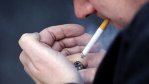 Le Parlement vote une loi : la Grande-Bretagne introduit l'interdiction du tabac en plusieurs étapes