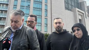 Les proches exigent la peine maximale : le procès pour la mort empoisonnée de la famille de Hambourg démarre sous le signe de l'émotion