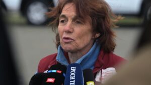 « Pas hors de danger » : le vétérinaire impliqué dans le sauvetage des baleines est probablement dans le coma