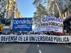 Manifestations massives en Argentine contre les suppressions d'universités à Mileis