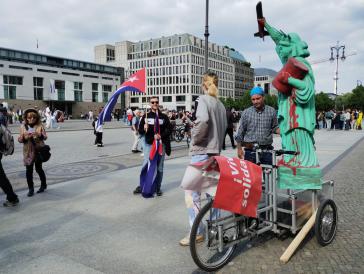Manifestation devant l'ambassade américaine à Berlin
