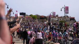 Ackermann rate une surprise : le Giro commence avec une chute massive - le Français défie le chaos