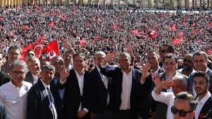 Des milliers de partisans d'Özel à Ankara : le chef de l'opposition déchu porte de graves accusations contre Erdogan