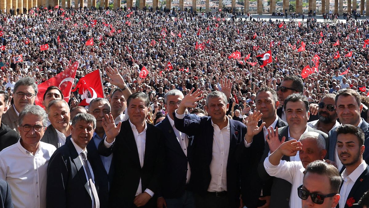Des milliers de partisans d'Özel à Ankara : le chef de l'opposition déchu porte de graves accusations contre Erdogan