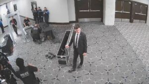 Également des images de la veille : une vidéo de caméras de surveillance montre une attaque lors d'un dîner de gala