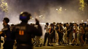 Escalade sur les Champs-Élysées : arrestations et émeutes après la finale de la Ligue des champions
