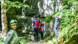 Huit compagnons sauvés : un randonneur décède après une urgence au fond de la grotte du Falkensteiner