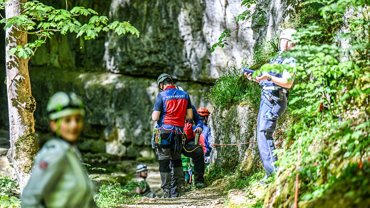 Huit compagnons sauvés : un randonneur décède après une urgence au fond de la grotte du Falkensteiner
