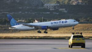 Incident près de New York : un avion Boeing heurte un camion et un lampadaire sur une autoroute