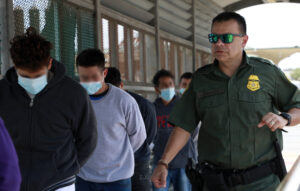 « Jetés pour mourir » : HRW critique les expulsions américaines vers le Mexique