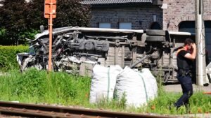 « La barrière ferroviaire a été fermée » : un bus scolaire entre en collision avec un train en Belgique – plusieurs morts