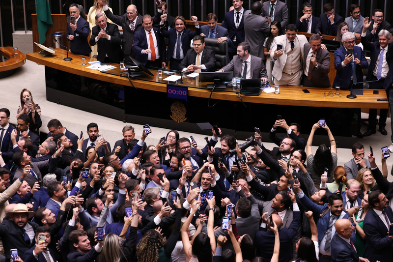 Le Congrès brésilien réduit les peines de prison des putschistes et de Bolsonaro
