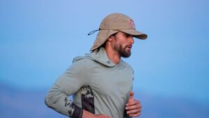 L'influenceuse running Arda Saatci : Qui est l'homme qui court 600 km sous une chaleur infernale ?