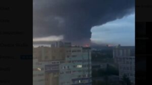 Une autre raffinerie brûle : la Russie signale une attaque ukrainienne majeure : 355 drones interceptés