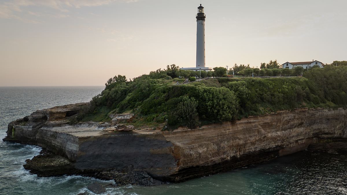 Accident à Biarritz : des rochers se détachent des falaises – un plongeur décède