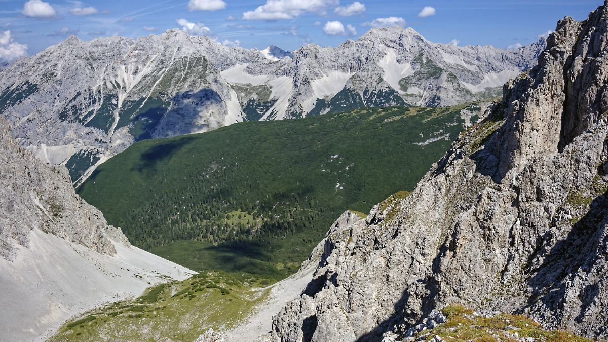 Accident dans les montagnes du Karwendel : un grimpeur chute de 130 mètres et meurt en Bavière
