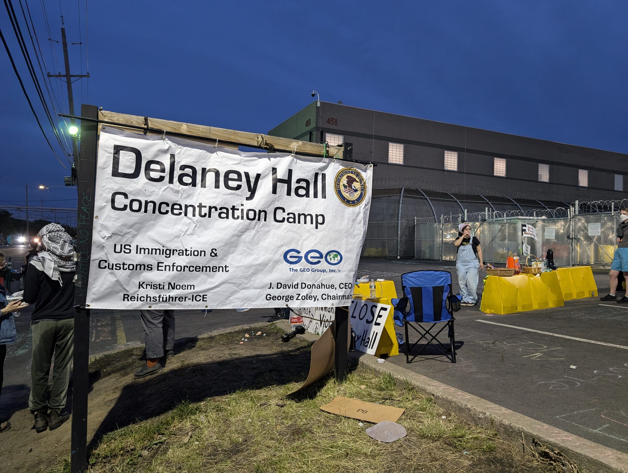 Aux États-Unis, jusqu'à 100 ans de prison pour les militants anti-ICE