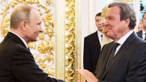 « C'était une bonne conversation » : Poutine reçoit Schröder au Kremlin